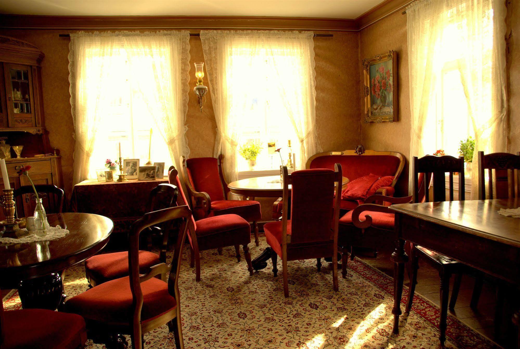 Paulsens Hotel Lyngdal Buitenkant foto
