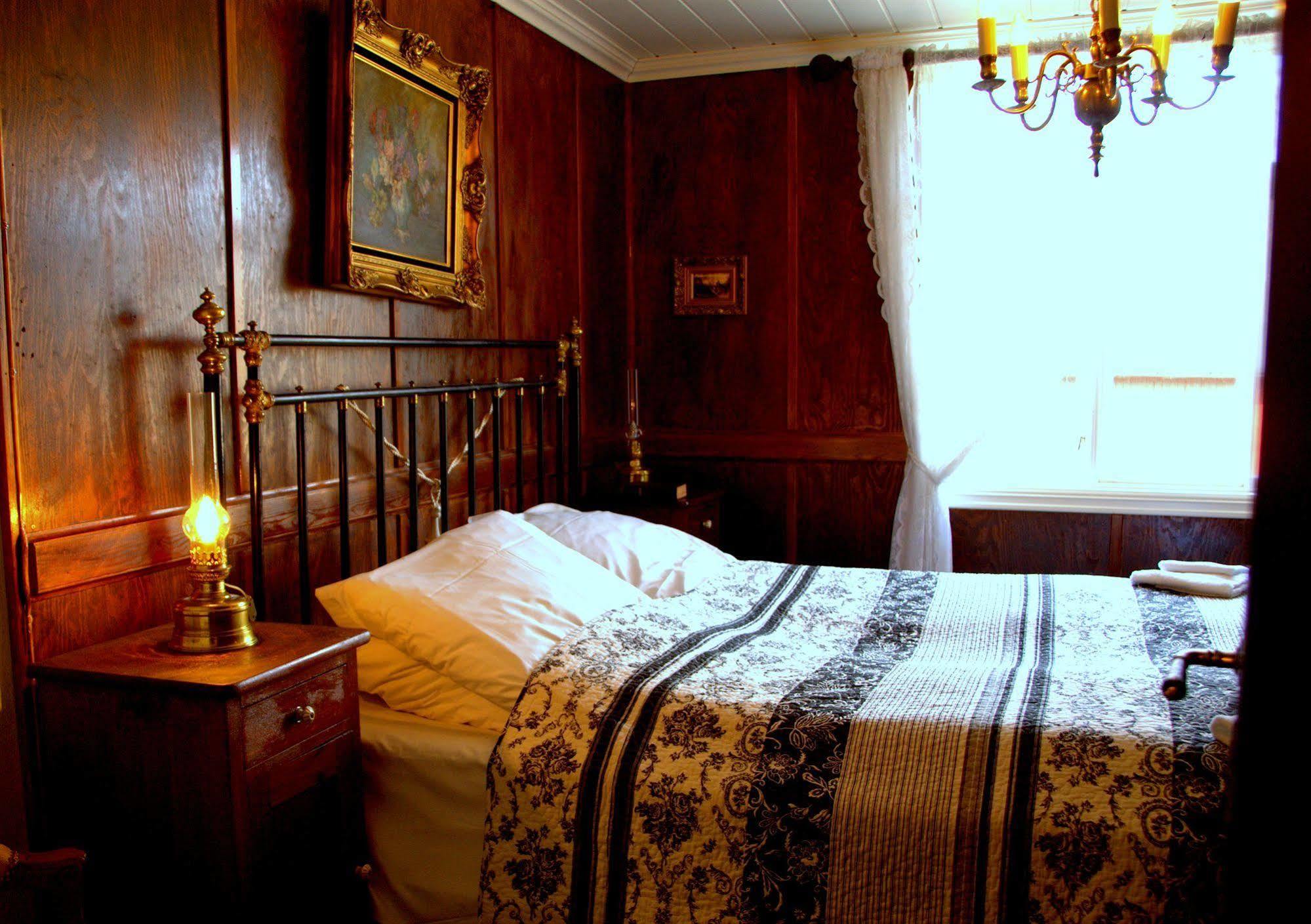 Paulsens Hotel Lyngdal Buitenkant foto