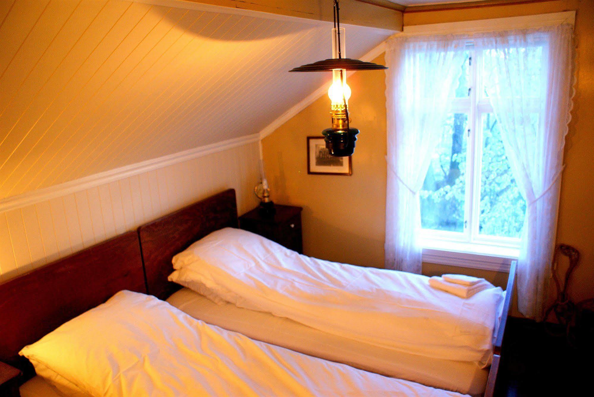 Paulsens Hotel Lyngdal Buitenkant foto