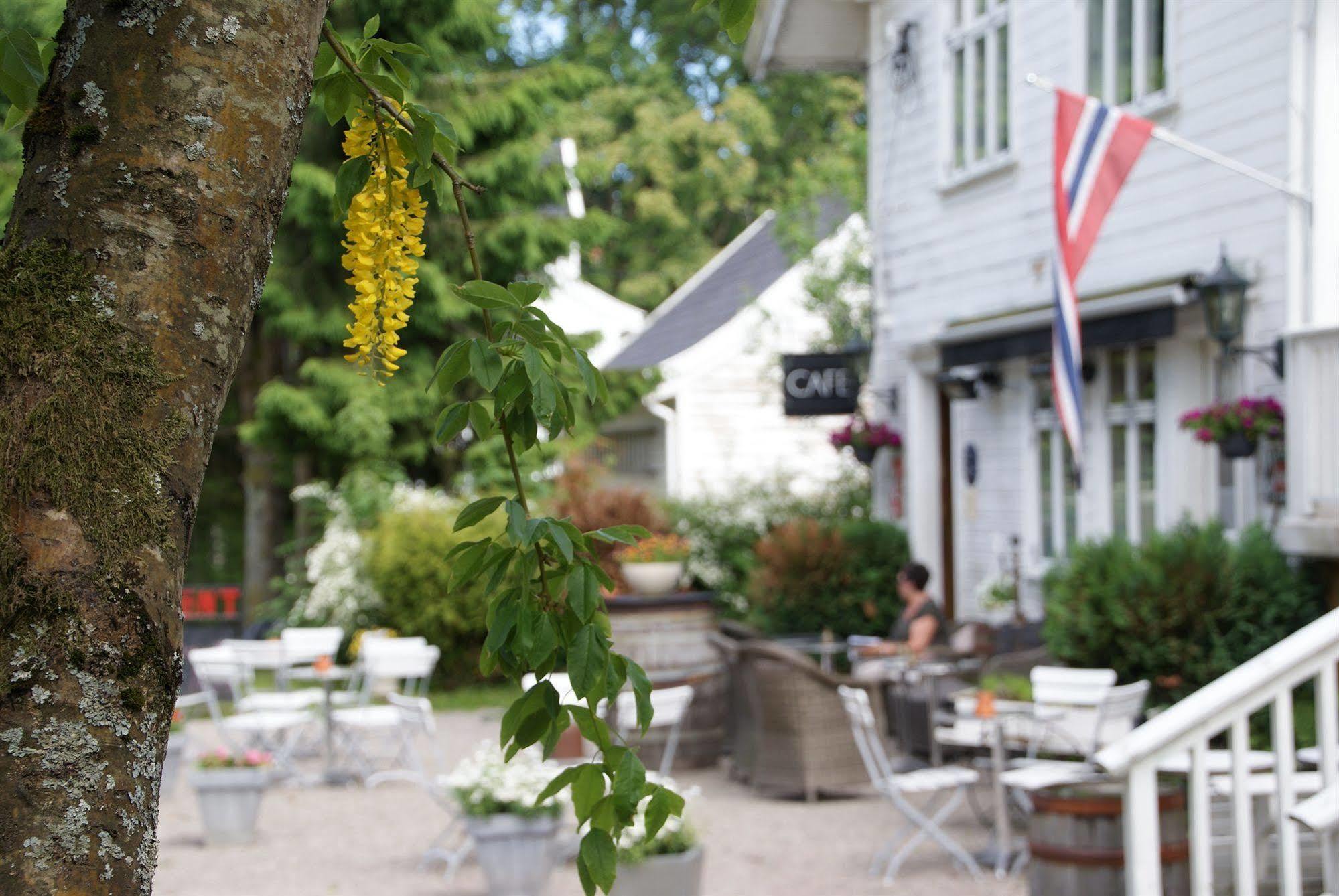 Paulsens Hotel Lyngdal Buitenkant foto